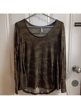 2/$10 Mudd Camo Long Sleeve Scoop Neck Top Size XXS, Oversized
